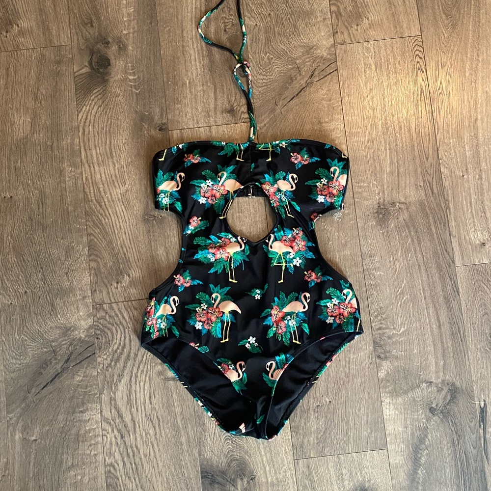 🛍Cutout swimsuit with keyhole